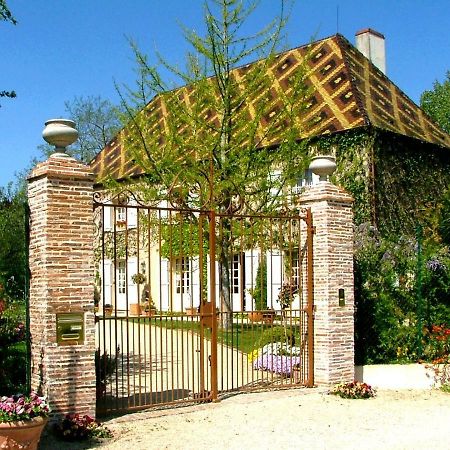 Le Petit Manoir Des Bruyeres Villefargeau Exterior foto